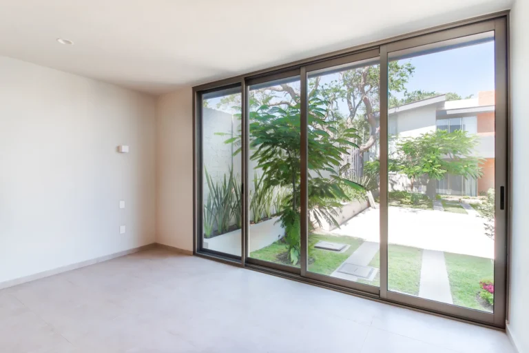 Recámara con ventanal al jardin en Cuatro Vientos, Ajijic