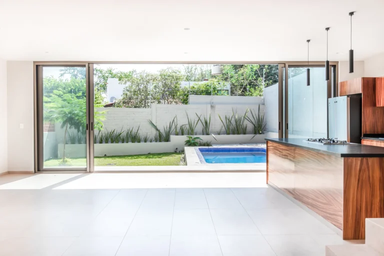 Sala con vista al jardin en Cuatro Vientos, Ajijic