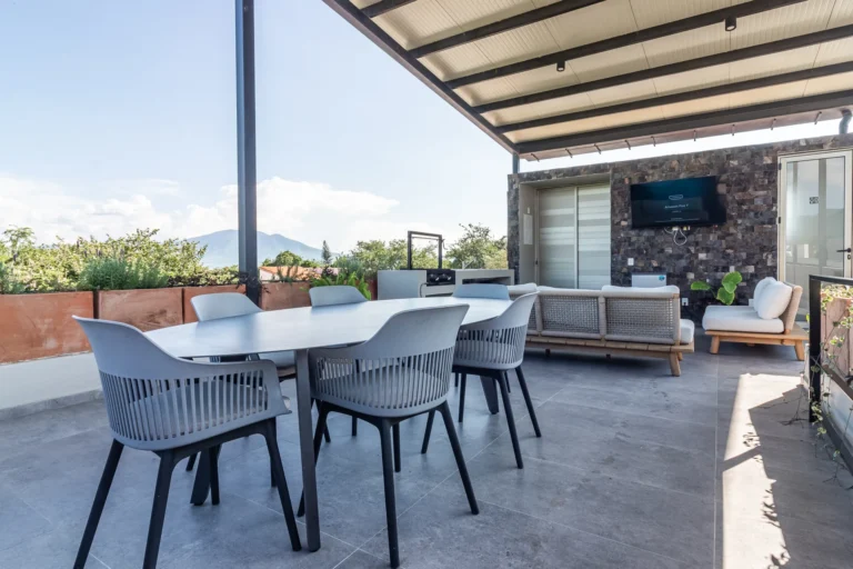 Comedor exterior del roof garden en Cuatro Vientos, Ajijic