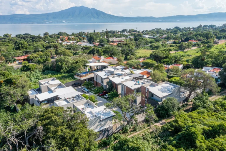 Vista aérea con el Lago de Chapala en Cuatro Vientos, Ajijic