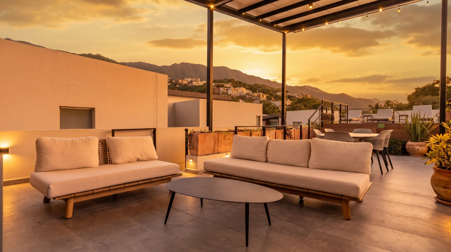Sala exterior roof garden al atardecer en Cuatro Vientos, Ajijic